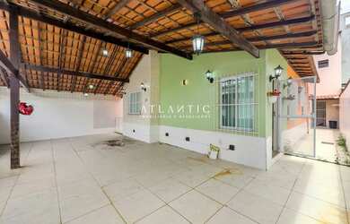 Imagem: A casa possui 3 Dormitórios, 3 Banheiros, 4 Vagas na garagem