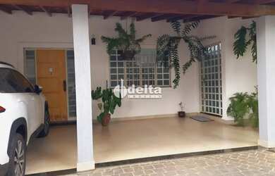 Imagem: A casa possui 5 Dormitórios, 4 Banheiros, 3 Vagas na garagem