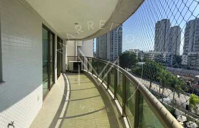 Imagem: O apartamento possui 4 Dormitórios, 4 Banheiros, 2 Vagas na