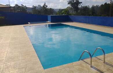 Imagem: A casa possui 4 Dormitórios, Acomodam 20 pessoas, 4 Vagas na