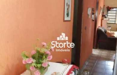 Imagem: A casa possui 3 Dormitórios, 2 Banheiros, 2 Vagas na garagem