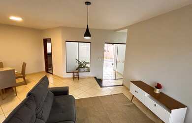 Imagem: A casa possui 3 Dormitórios, 2 Banheiros, 3 Vagas na garagem