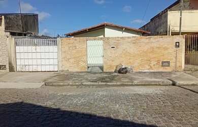 Imagem: A casa possui 2 Dormitórios, 1 Banheiro e está localizado