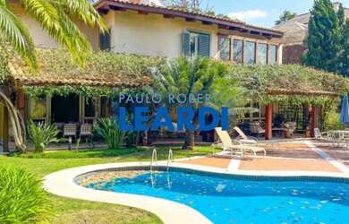 Imagem: A casa em condomínio possui 4 Dormitórios, 5 Banheiros, 5