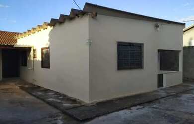 Imagem: A casa possui 2 Dormitórios, 1 Banheiro e está localizado