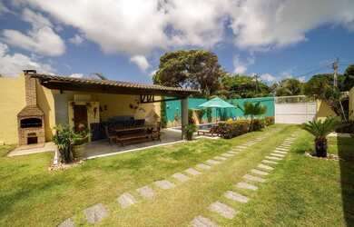 Imagem: A casa possui 4 Dormitórios, Acomodam 15 pessoas e 5 Vagas