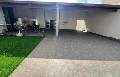 Imagem: A casa possui 3 Dormitórios, 2 Banheiros, 4 Vagas na garagem