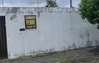 Imagem: A casa possui 3 Dormitórios, 2 Banheiros, 450m² de Área e