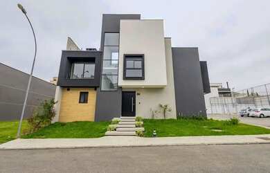 Imagem: A casa em condomínio possui 4 Dormitórios, 4 Banheiros, 194m²