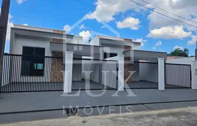 Imagem: A casa possui 3 Dormitórios, 2 Banheiros, 2 Vagas na garagem