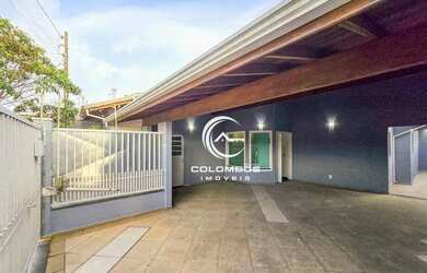 Imagem: A casa possui 3 Dormitórios, 3 Banheiros, 4 Vagas na garagem