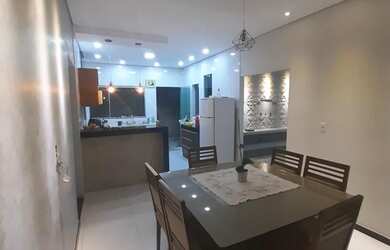 Imagem: A casa possui 3 Dormitórios, 2 Banheiros, 2 Vagas na garagem