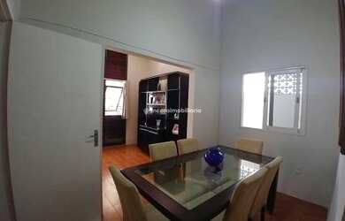 Imagem: A casa possui 3 Dormitórios, 2 Banheiros, 1 Vaga na garagem