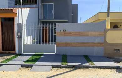 Imagem: A casa possui 3 Dormitórios, 3 Banheiros, 2 Vagas na garagem