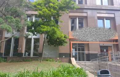 Imagem: O depósito possui 5 Vagas na garagem, 650m² de Área e está