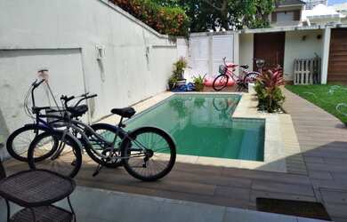 Imagem: A casa possui 4 Dormitórios, 5 Banheiros, 2 Vagas na garagem