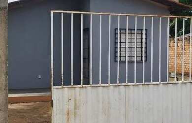 Imagem: A casa possui 2 Dormitórios, 1 Banheiro, 2 Vagas na garagem