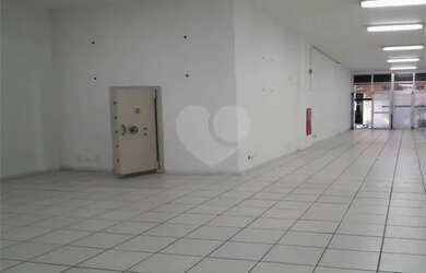 Imagem: O depósito possui 5 Vagas na garagem e 3517m² de Área e está