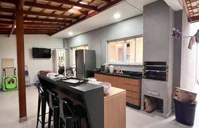 Imagem: A casa possui 3 Dormitórios, 5 Banheiros, 2 Vagas na garagem