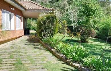 Imagem: A casa possui 4 Dormitórios, 2 Banheiros, 4 Vagas na garagem