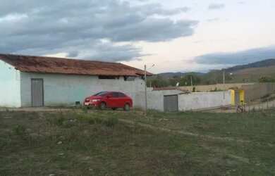 Imagem: A casa possui 3 Dormitórios e 2 Banheiros e está localizado