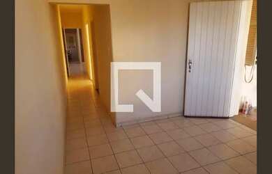 Imagem: A casa possui 2 Dormitórios, 1 Banheiro, 1 Vaga na garagem