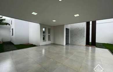 Imagem: A casa possui 3 Dormitórios, 2 Banheiros, 2 Vagas na garagem