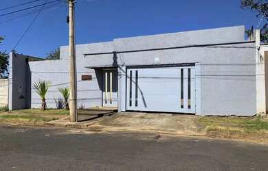 Imagem: A casa possui 3 Dormitórios, 5 Banheiros, 4 Vagas na garagem