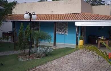 Imagem: A casa possui 3 Dormitórios, 1 Banheiro, 1 Vaga na garagem