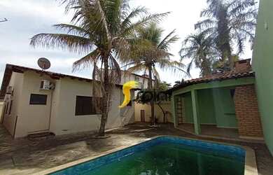 Imagem: A casa possui 3 Dormitórios, 4 Banheiros, 2 Vagas na garagem