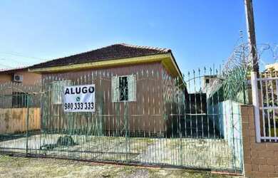 Imagem: A casa possui 2 Dormitórios, 1 Banheiro, 4 Vagas na garagem