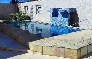 Imagem: A casa possui 3 Dormitórios, 3 Banheiros, 4 Vagas na garagem