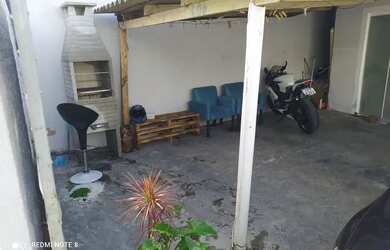 Imagem: A casa possui 2 Dormitórios, 1 Banheiro, 2 Vagas na garagem