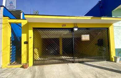 Imagem: A casa possui 3 Dormitórios, 2 Banheiros, 4 Vagas na garagem