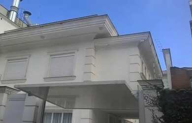 Imagem: A casa possui 4 Dormitórios, 2 Banheiros, 3 Vagas na garagem