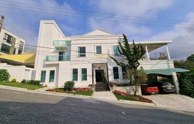 Imagem: A casa em condomínio possui 5 Dormitórios, 5 Banheiros, 300m²