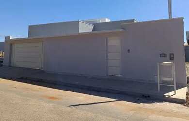 Imagem: A casa possui 3 Dormitórios, 3 Banheiros, 2 Vagas na garagem