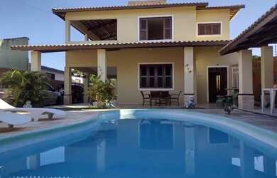 Imagem: A casa possui 5 Dormitórios e 4 Vagas na garagem e está localizado