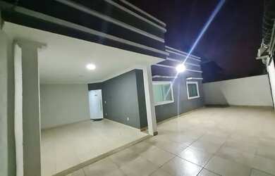 Imagem: A casa possui 4 Dormitórios, 3 Banheiros, 4 Vagas na garagem