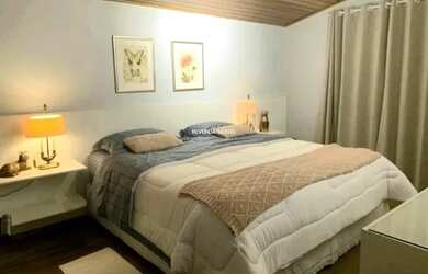 Imagem: A casa possui 2 Dormitórios, 3 Banheiros, 4 Vagas na garagem