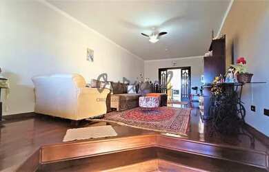 Imagem: A casa possui 3 Dormitórios, 2 Banheiros, 2 Vagas na garagem