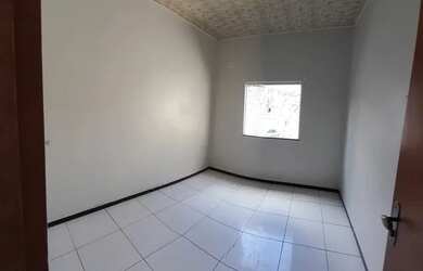 Imagem: A casa possui 1 Dormitório, 1 Banheiro, 1 Vaga na garagem