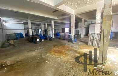 Imagem: O depósito possui 3 Vagas na garagem e 1350m² de Área e está