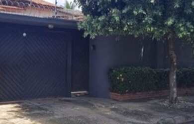 Imagem: A casa possui 3 Dormitórios, 2 Banheiros, 3 Vagas na garagem