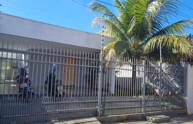 Imagem: A casa possui 2 Dormitórios, 1 Banheiro, 2 Vagas na garagem