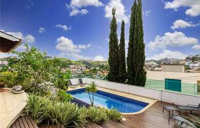 Imagem: A casa possui 5 Dormitórios, 5 Banheiros, 4 Vagas na garagem