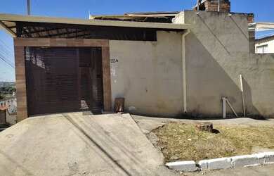 Imagem: A casa possui 2 Dormitórios, 2 Banheiros, 1 Vaga na garagem