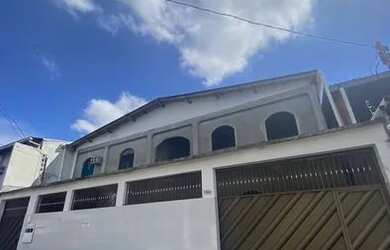 Imagem: A casa possui 3 Dormitórios, 2 Banheiros, 1 Vaga na garagem