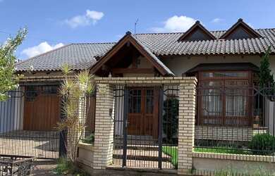 Imagem: A casa e possui 3 Dormitórios, Suítes, 3 Banheiros, 2 Vagas