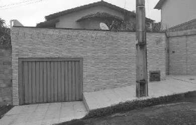 Imagem: A casa possui 3 Dormitórios, 1 Banheiro, 1 Vaga na garagem